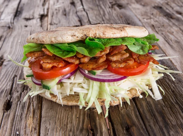 Vynikající kebab na dřevěný stůl — Stock fotografie