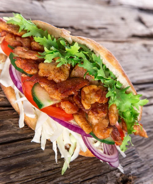Heerlijke kebab op houten tafel — Stockfoto