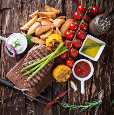 야채 반 찬 맛 있는 소고기 스테이크