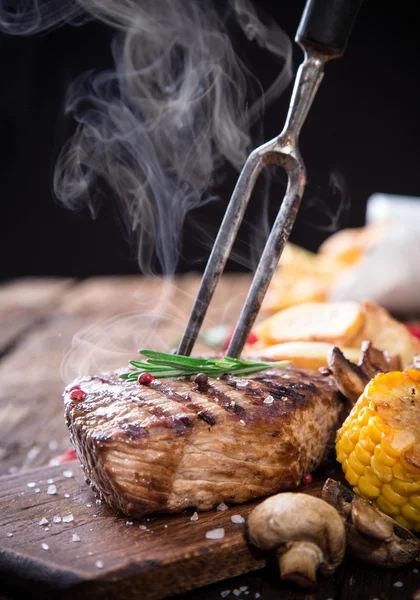 Sabroso bistec de ternera con guarnición de verduras — Foto de Stock