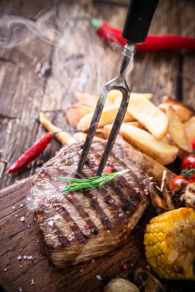 Bistecca di manzo saporita con contorno vegetale — Foto Stock