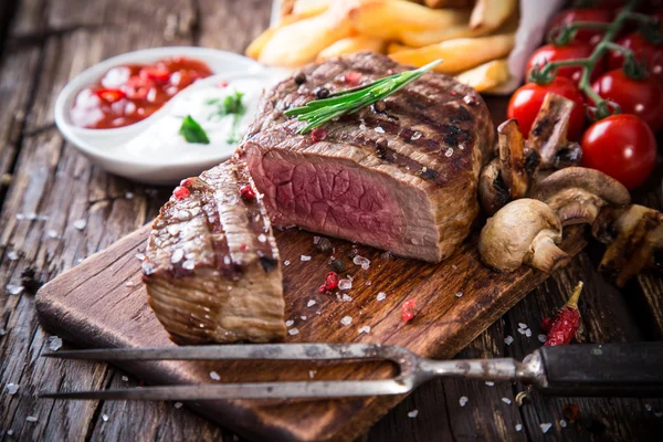 Chutné hovězí steak s zeleninový příkrm — Stock fotografie
