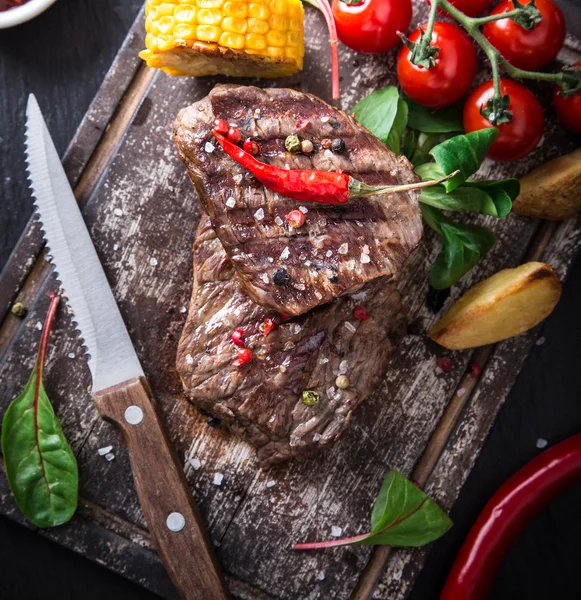 Ízletes marha steak zöldség körettel — Stock Fotó