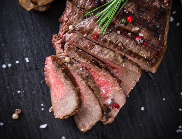 Steak de boeuf savoureux avec accompagnement de légumes — Photo