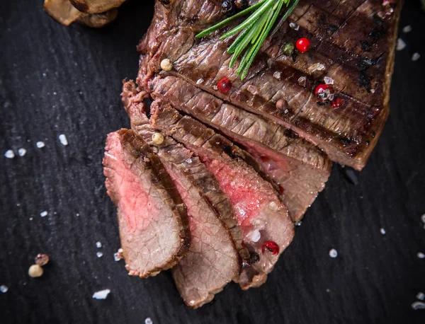 Sabroso bistec de ternera con guarnición de verduras —  Fotos de Stock