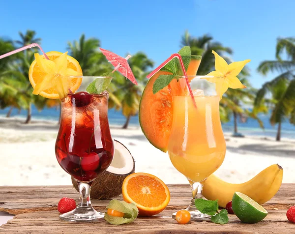 Frische Sommercocktails am Sandstrand. — Stockfoto