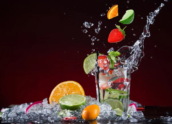 액체 스플래시와 신선한 과일 칵테일 — 스톡 사진