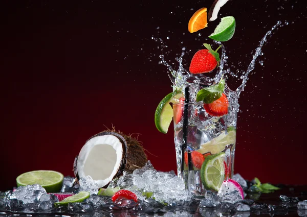 液体のしぶきと新鮮なフルーツ カクテル — ストック写真