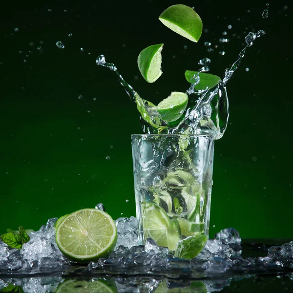 Cocktail de fruits frais avec éclaboussures liquides — Photo