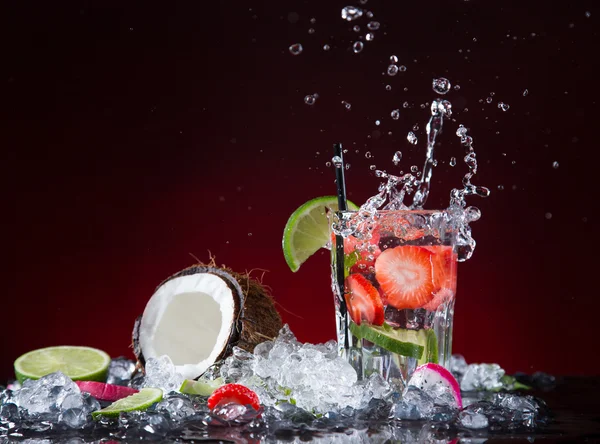 Färsk fruktsallad med flytande splash — Stockfoto