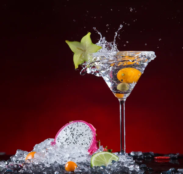 Cocktail de frutas frescas com respingo líquido — Fotografia de Stock