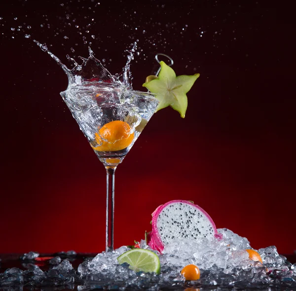 Cocktail di frutta fresca con spruzzi liquidi — Foto Stock