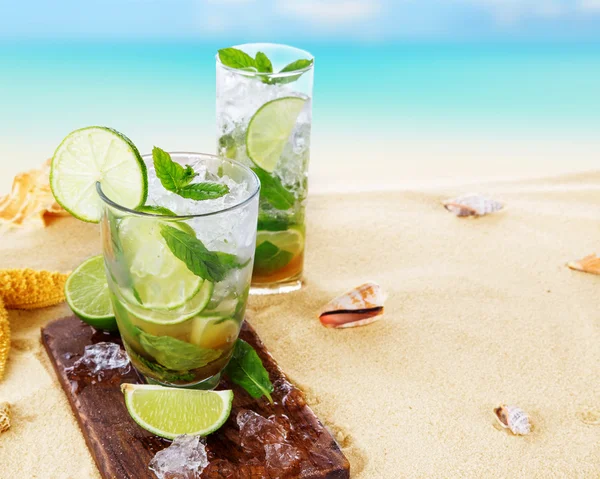 Fresh mojito cocktails on beach — Stock Photo, Image