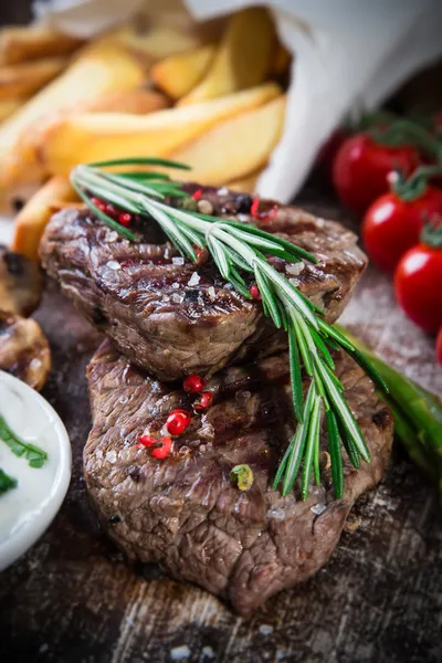 Ahşap masa lezzetli sığır eti biftek — Stok fotoğraf