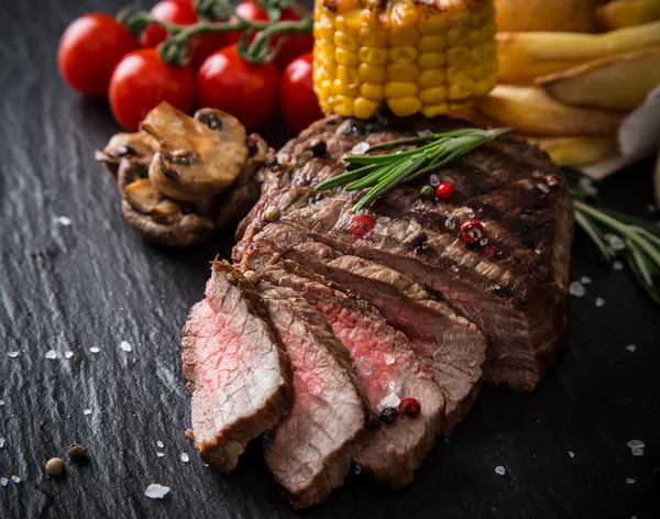 ahşap masa lezzetli sığır eti biftek