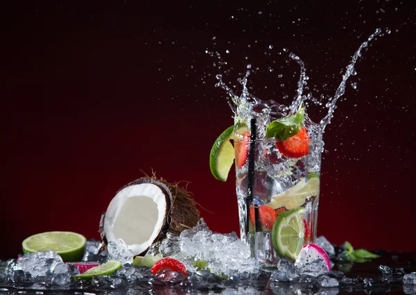 Cóctel de frutas con líquido salpicante — Foto de Stock