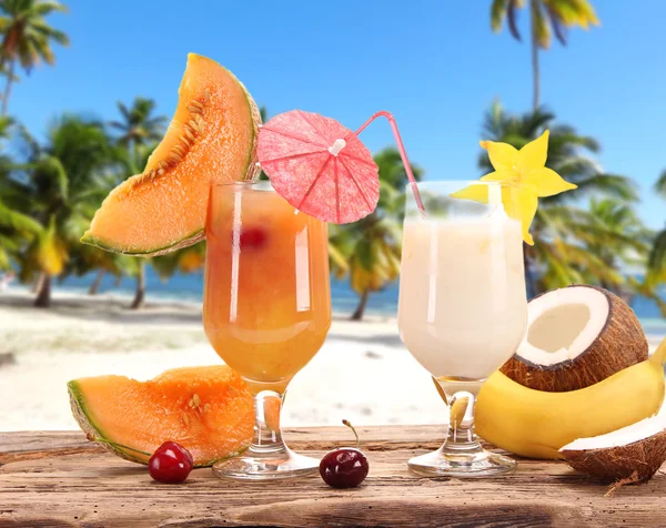 Summer cocktails on beach — Stock Photo, Image