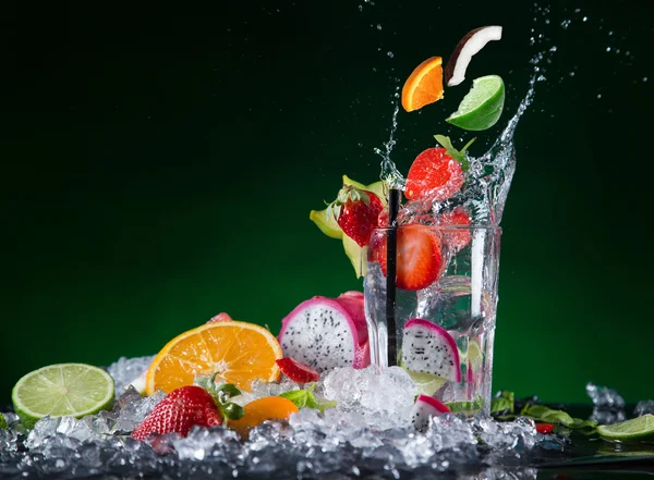 튀는 액체와 과일 칵테일 — 스톡 사진