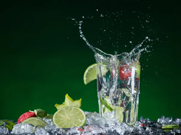 Cocktail di frutta con liquido spruzzante — Foto Stock