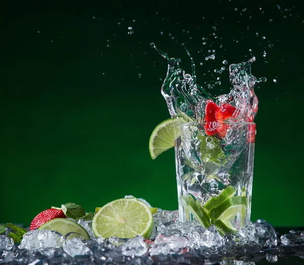 Cocktail de fruits avec éclaboussures liquides — Photo