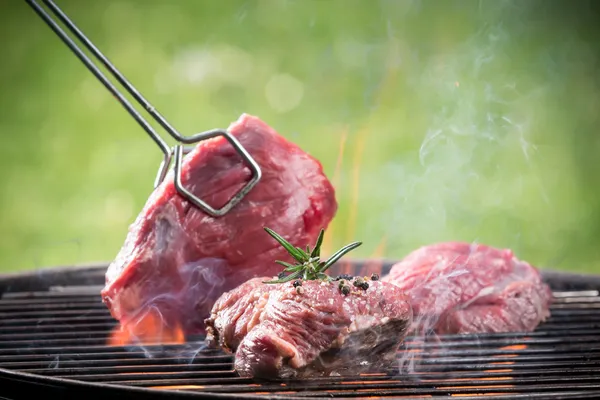 Lezzetli biftek biftek ızgara맛 있는 쇠고기 스테이크 그릴에 — 스톡 사진