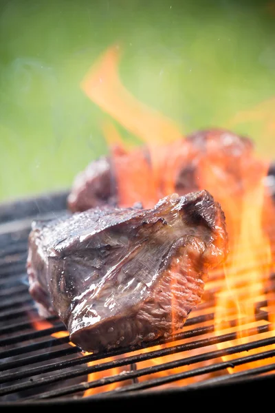 Chutné hovězí steak na grilu — Stock fotografie