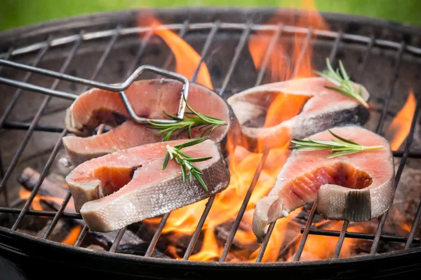 Smakelijke zalm steaks op grill — Stockfoto