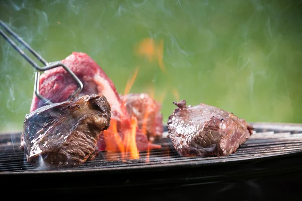 Sabroso bistec de ternera a la parrilla —  Fotos de Stock