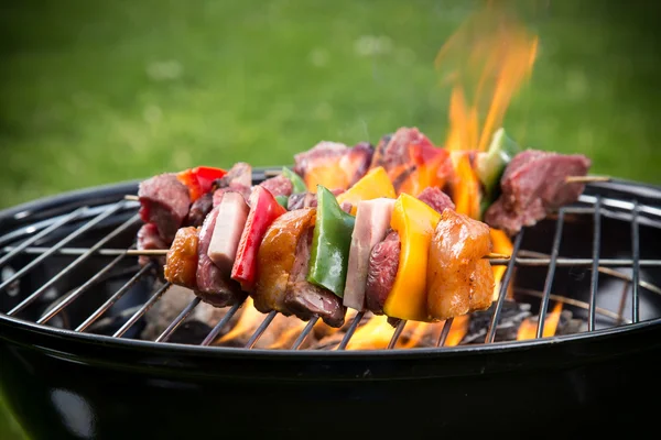 Heerlijke spiesjes op grill — Stockfoto