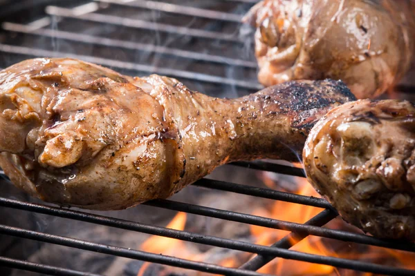 Delicious chicken legs on grill — Stock Photo, Image