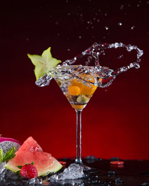 Cocktail de frutas frescas em movimento de congelamento salpicando — Fotografia de Stock