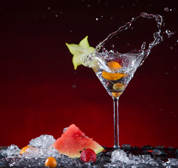 Cocktail proaspăt de fructe în stropire de mișcare înghețată — Fotografie, imagine de stoc