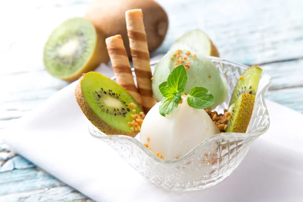 Cuillères à crème glacée sur table en bois — Photo