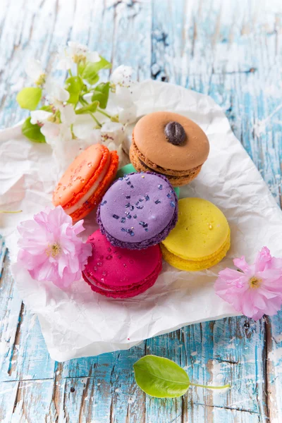 Delicious macrons on wooden background — Stock Photo, Image