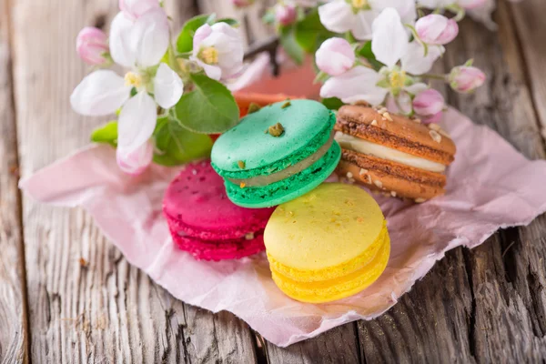 Vynikající macrons na dřevěné pozadí — Stock fotografie