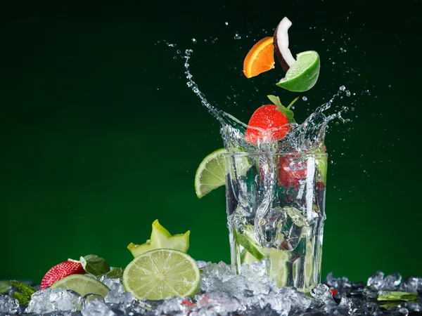 Cocktail de frutas frescas com líquido salpicante — Fotografia de Stock