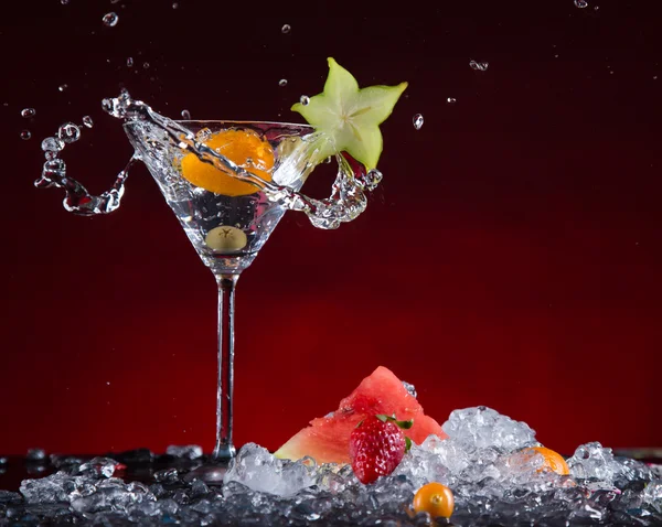 液体のしぶきと新鮮なフルーツ カクテル. — ストック写真