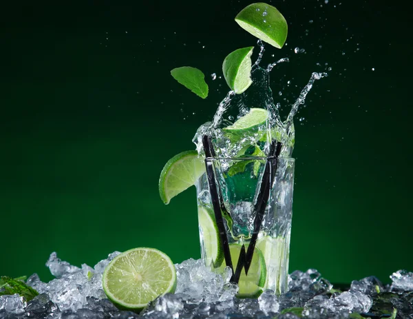 Čerstvý ovocný koktejl s tekuté splash. — Stock fotografie