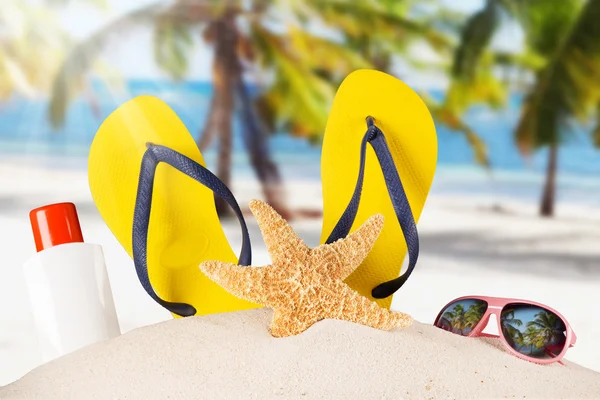 Close-up of summer accessories on sandy beach. — Stock Photo, Image