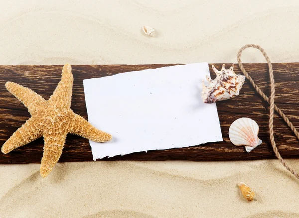 Hermosa playa de arena con escritorio de madera . —  Fotos de Stock