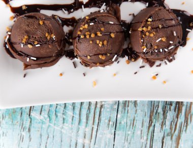 ahşap masa üstünde lezzetli dondurma kaşık toz.