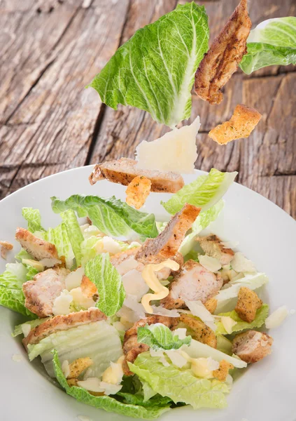 Свежий салат Цезарь . — стоковое фото
