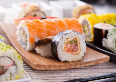 Japon deniz ürünleri sushi set, yakın çekim.