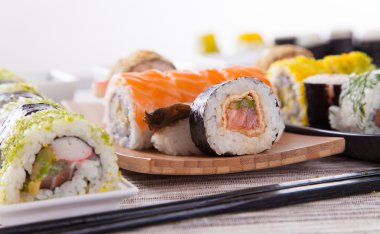 Japon deniz ürünleri sushi set, yakın çekim.