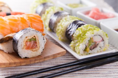 Japon deniz ürünleri sushi set, yakın çekim.