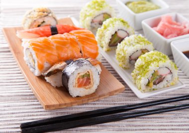 Japon deniz ürünleri sushi set, yakın çekim.