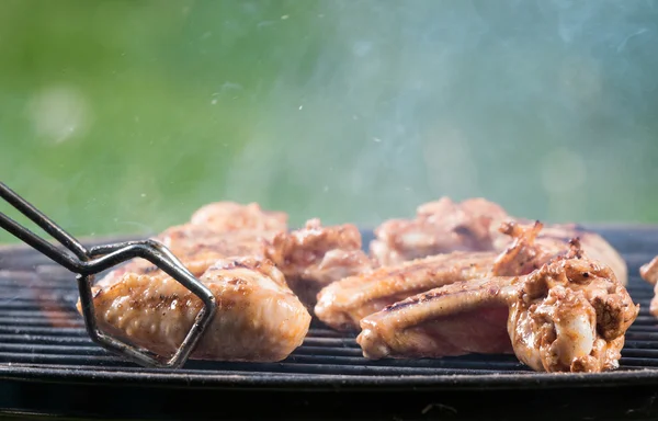 Alas de pollo a la parrilla. —  Fotos de Stock