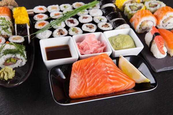 Ιαπωνική θαλασσινά σύνολο σούσι. — Φωτογραφία Αρχείου