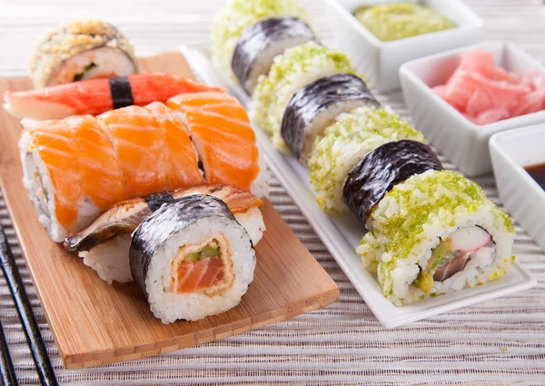 Japon deniz ürünleri sushi set, yakın çekim. — Stok fotoğraf