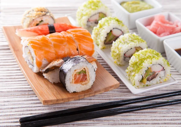 Japon deniz ürünleri sushi set, yakın çekim. — Stok fotoğraf